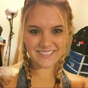 Meet your Posher, Caitlin